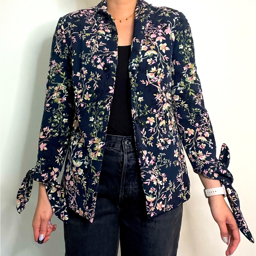 Floral blazer with tie sleeves
